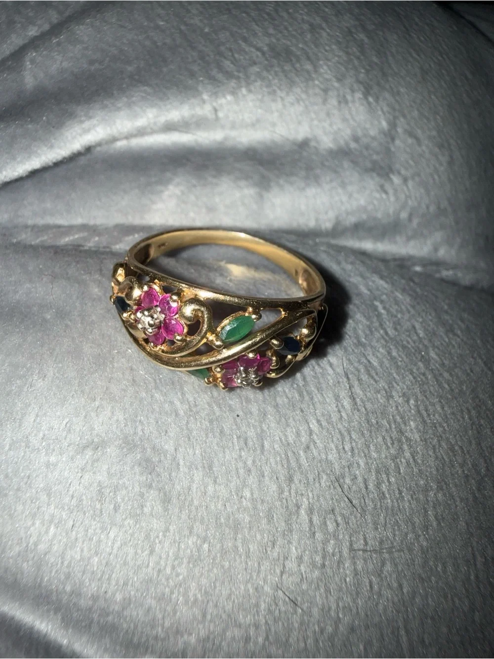 10 KT GOLD FLOWERS RUBIES EMERALD AND SAPPHIRE. SIZE 10